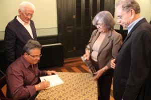 Imagem da notícia - Noite de autógrafos marca lançamento de livro publicado com apoio da CIAMA