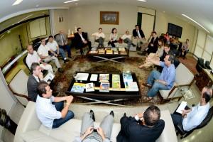 Imagem da notícia - Governador Omar Aziz suspende aumento de ICMS dos combustíveis